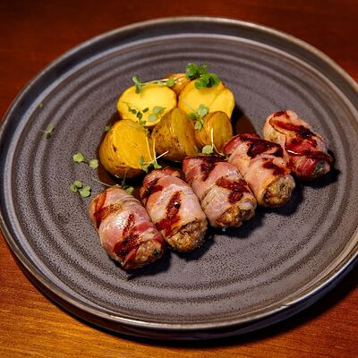 Мясные рулетики в беконе с картофелем беби в Тбиладжио по цене 710 ₽