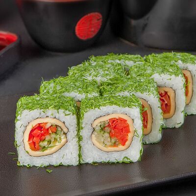 Premium grand ролл с болгарским перцем и зеленью в Fast Япония Premium Sushi по цене 589 ₽