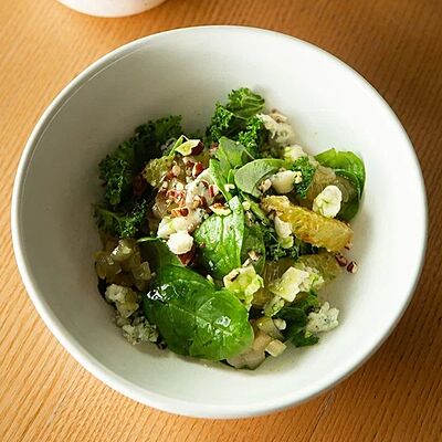 Салат с карамелизованной грушей, шпинатом и голубым сыром в MAYAR по цене 870 ₽