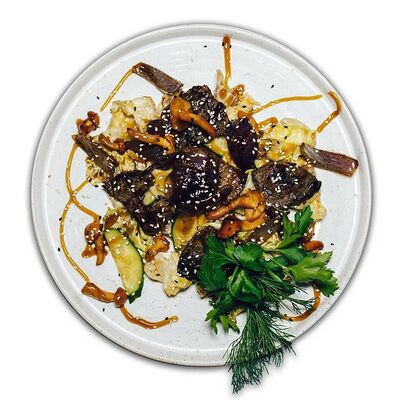 Теплый салат с говядиной в Кафе на развилке по цене 905 ₽