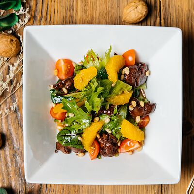 Зеленый салат с куриной печеньюв Рюмочная Prolive по цене 530 ₽