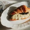 Круассан с фисташковым ганашем и домашним вареньем в Salone pasta & bar по цене 850