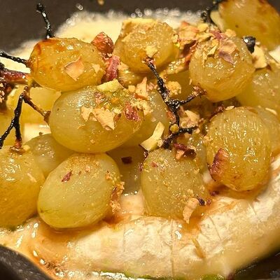 Запеченный камамбер с виноградом и фисташками в Хаос гастро особняк по цене 970 ₽