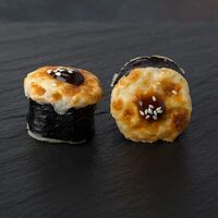 Запеченный ролл с лососем в Sushi house