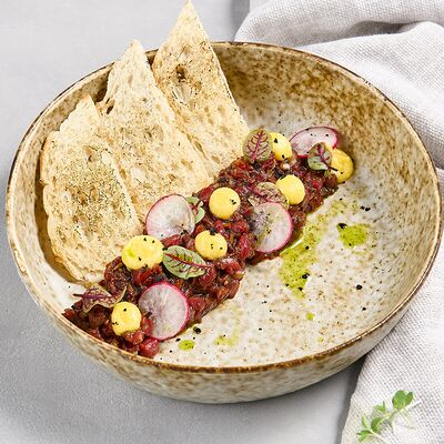 Тартар из говядины с трюфельным голландезом в Гастробар DOM по цене 680