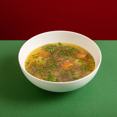Суп с чечевицей и рваным мясом в Traveler's coffee по цене 367 ₽
