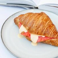 Круассан с лососем, авокадо и яйцом пашот в Gnezdo Breakfast