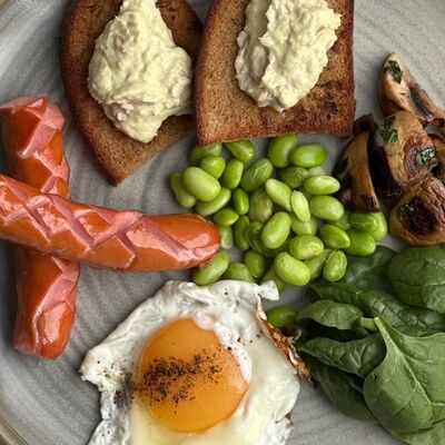 Глазунья с сосисками и бобами в Crystal по цене 590 ₽