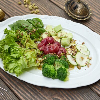 Зеленый салат, виноград, авокадо в Moro по цене 990 ₽