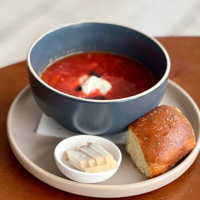 Борщ со сметаной и саломв Брускетта по цене 565 ₽