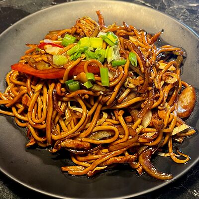 C7c Жареная лапша со свининой в Ван шифу по цене 558 ₽