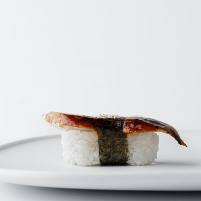 Суши Угорь в Here sushi по цене 295 ₽
