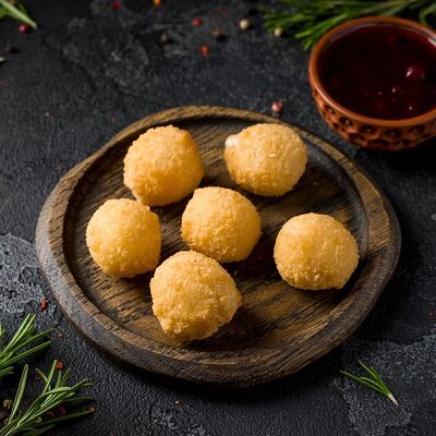 Сырные шарики с брусничным соусом в Brothers Food на Советской по цене 480 ₽