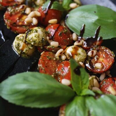 Капрезе с моцареллой и кедровыми орехами в Вирид ярд по цене 588 ₽