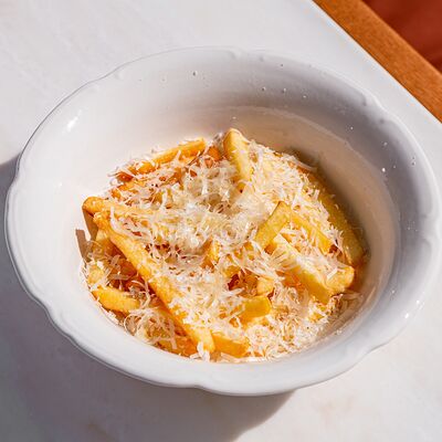 Картофель фри с пармезаном и трюфельным маслом в Brasserie Lambic по цене 690 ₽