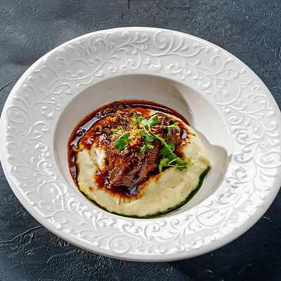 Телячьи щечки с трюфельным картофельным пюре в Этажи по цене 880 ₽