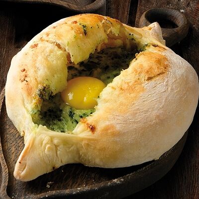 Хачапури по-аджарски со шпинатом в Гамарджоба по цене 685 ₽