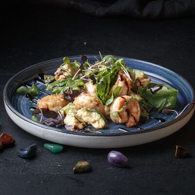 Салат с авокадо и креветками в Изи Паб по цене 695 ₽