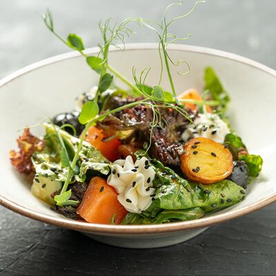 Салат с лососем, зеленью и сырным кремом в Pitnica по цене 685 ₽