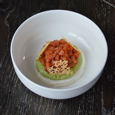 Тартар из лосося с гуакамоле в Гости, бистро по цене 790 ₽