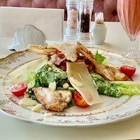 Салат Цезарь с курицей и беконом в Бисквит