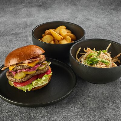 Бургер Мясной домкрат, хрустящие дольки и салат Коул-слоу в Holy Hotdoggers по цене 1990 ₽