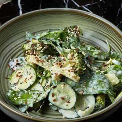Зелёный салат с кунжутным дрессингом в AGATA по цене 450 ₽