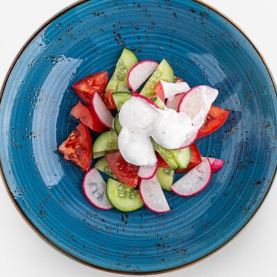 Летний салат со сметаной в Вилка Ложка по цене 147 ₽