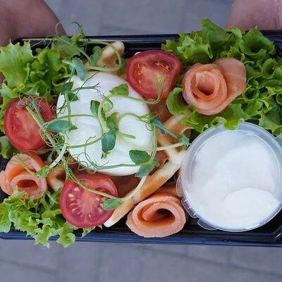 Бельгийские вафли с лососем и яйцом пашот в Диалог по цене 559 ₽