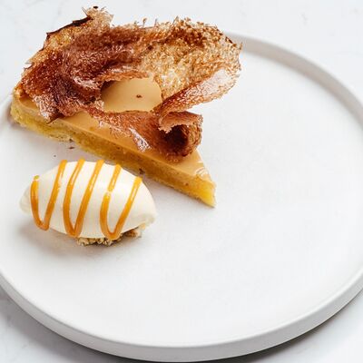 Кунжутный тарт с ванильным мороженымв Hello Wine по цене 460 ₽