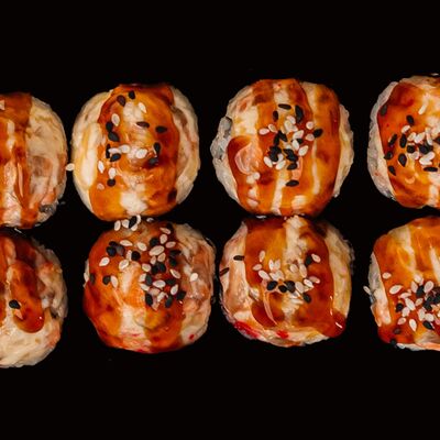 Запеченный ролл с лососем в Set-Box по цене 500 ₽