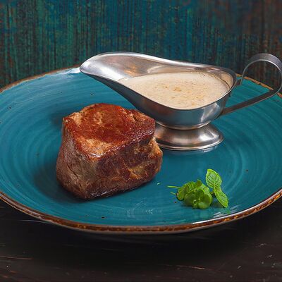 Филе из говядины, обжаренное на гриле с крем-соусом из грибов в Длинный нос по цене 1050 ₽