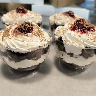 Шоколадный трайфл с вишнейв Жар по цене 329 ₽