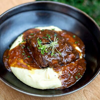 Говяжьи щёчки с гарниром в Джульетта по цене 690 ₽