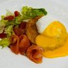 Картофельный хашбраун с семгой, яйцом пашот и соусом голландез в Гоголь моголь по цене 550