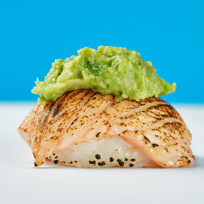 Суши Опаленный лосось с гуакамоле в Русалочка любит суши по цене 250 ₽