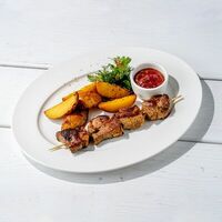 Шашлык из свинины с картофелем гриль в Перчини