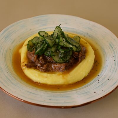 Томлёная говядина с картофельным пюре в Пряный Тимьян по цене 725 ₽