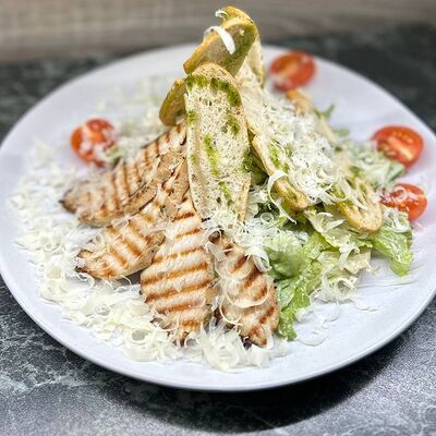 Цезарь с куриным филе в Вельвет по цене 480 ₽