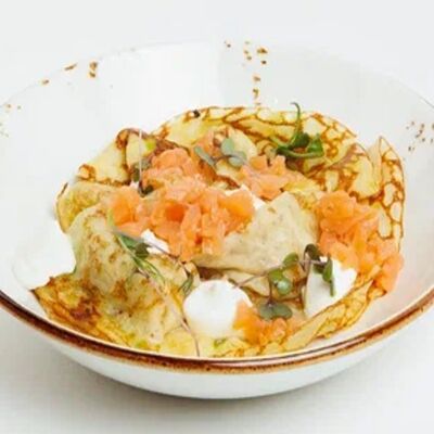 Блинчики с лососем и муссом из пармезана и песто в Кстати, давай зайдём по цене 590 ₽