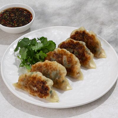 Гёдза с креветками и кальмарами в Delicates Club по цене 990 ₽