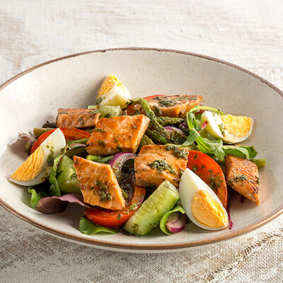 Салат сальмон в соусе чили в T.G.I. Friday's по цене 785