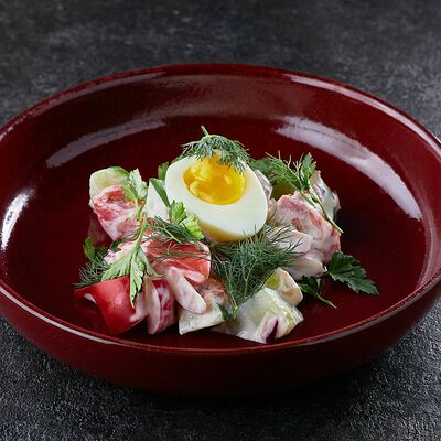 Деревенский салат с яйцом бенедикт в Sofa&par по цене 230 ₽