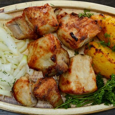Шашлык из cвинoй корейки в Мангал и мясо по цене 441 ₽