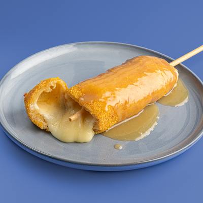 Корн-дог сырный со сладким соусом Соленая карамельв Chuga по цене 350 ₽