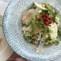 Салат Цезарь с курицей в Klaus Cafe