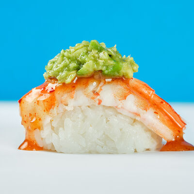 Суши Креветка с гуаккомоле и сладким чили в Русалочка любит суши по цене 220 ₽
