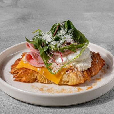 Круассан с яйцом пашот и ветчиной из индейки в Кэрри по цене 390 ₽