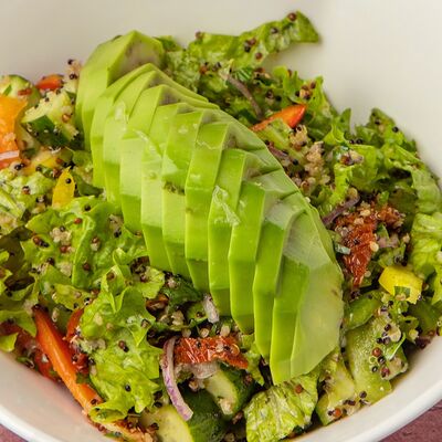 Авокадо с киноа, креветками и вялеными томатамив Лаваш Town Красная по цене 640 ₽