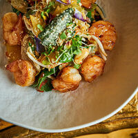 Салат с креветками и ананасом в Turandot